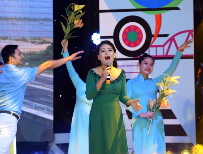 dam-say-va-hao-hung-nhung-khuc-hat-giao-thong (23)