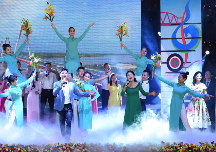 dam-say-va-hao-hung-nhung-khuc-hat-giao-thong (24)