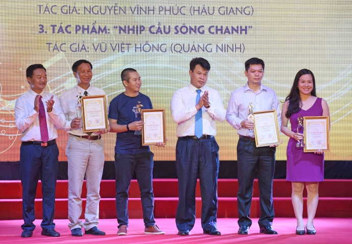 dam-say-va-hao-hung-nhung-khuc-hat-giao-thong (5)