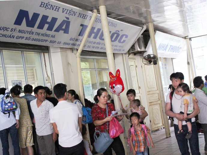 nhung-hinh-anh-rot-nuoc-mat-o-vien-nhi-luc-giao-mu