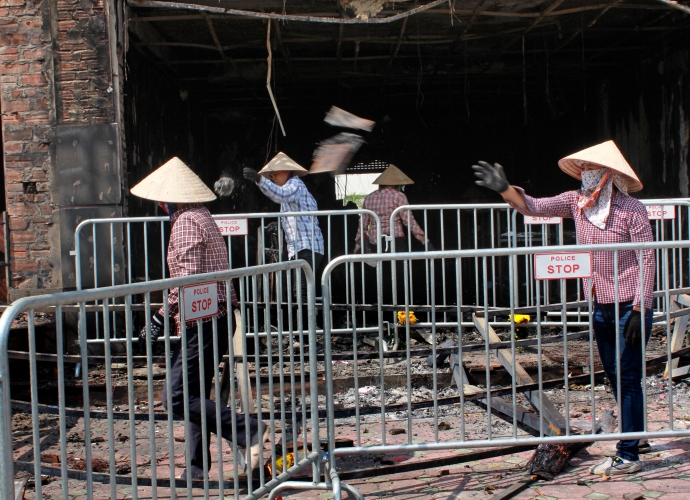 hai-hung-nhin-thiet-ke-kieu-lo-cot-sau-vu-chay-qua