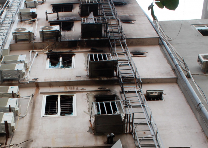 hai-hung-nhin-thiet-ke-kieu-lo-cot-sau-vu-chay-qua