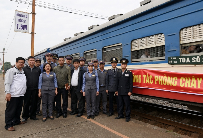 duong-sat-lan-dau-tien-dien-tap-chua-chay-tren-tau