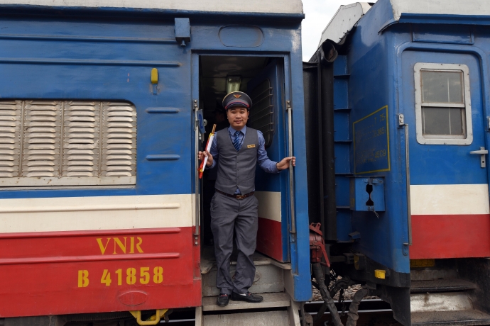 duong-sat-lan-dau-tien-dien-tap-chua-chay-tren-tau