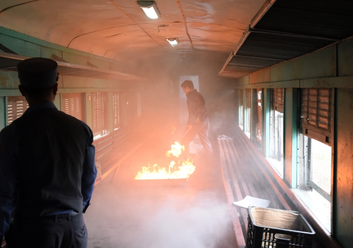 duong-sat-lan-dau-tien-dien-tap-chua-chay-tren-tau