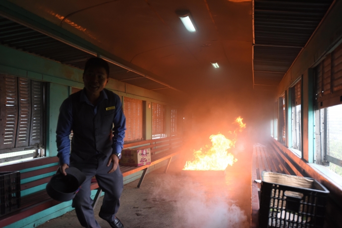 duong-sat-lan-dau-tien-dien-tap-chua-chay-tren-tau