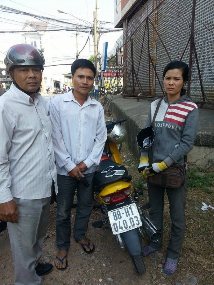 Nh&oacute;m hiệp sĩ mật phục bắt hai đối tượng giả người 