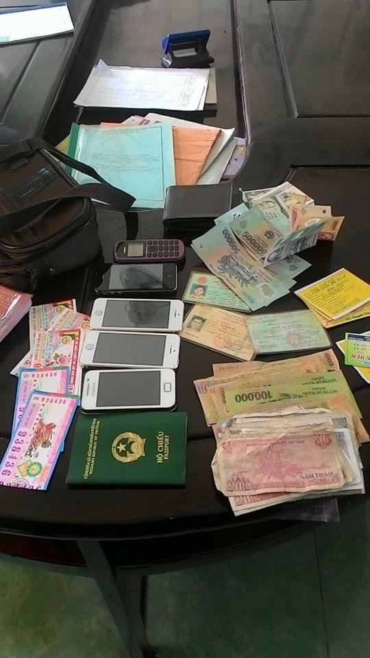 Tang vật của hai đối tượng lừa đảo....