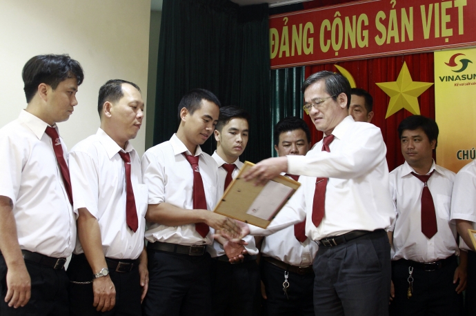 vinasun trao 16 giấy khen cho t&agrave;i xế