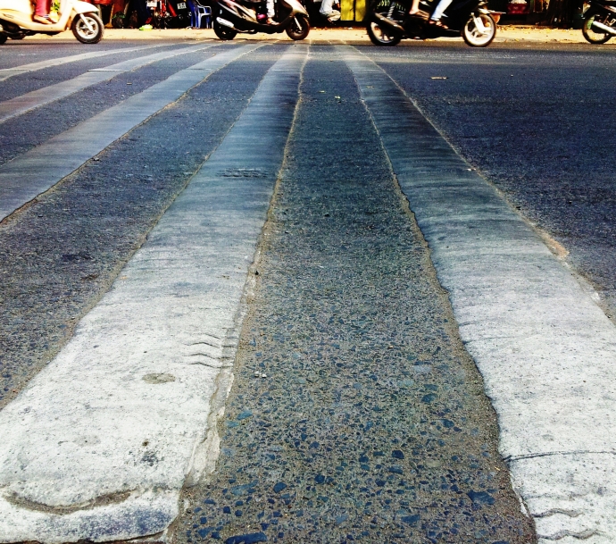 Gờ giảm tốc độ đặt ở kh&aacute; cao ở đường Đinh Bộ Lĩnh 