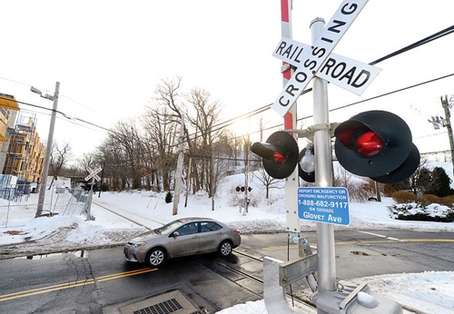 cố t&igrave;nh vượt đường ngang