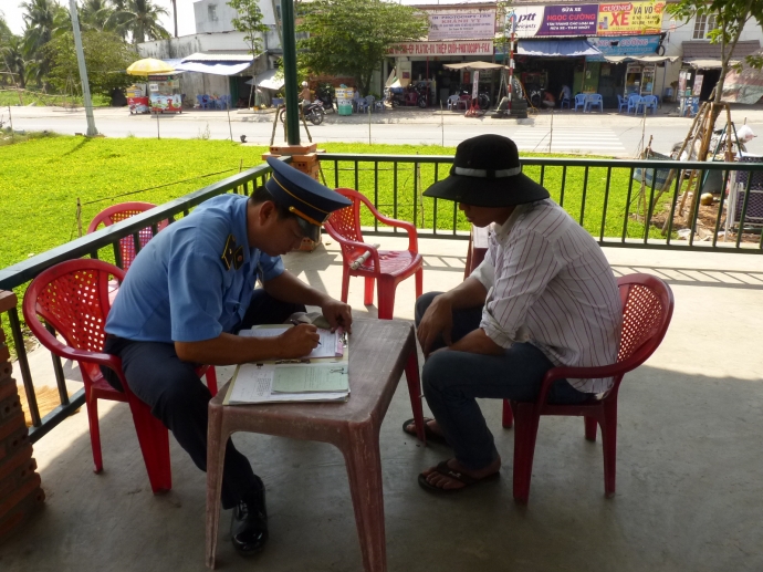 Thanh tra giao th&ocirc;ng lập bi&ecirc;n bản vi phạm chở qu&aacute; 