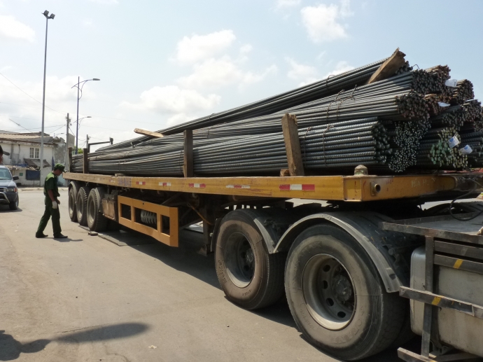 Thanh tra Sở xử l&yacute; một trường hơp vi phạm chở qu&aacute; 