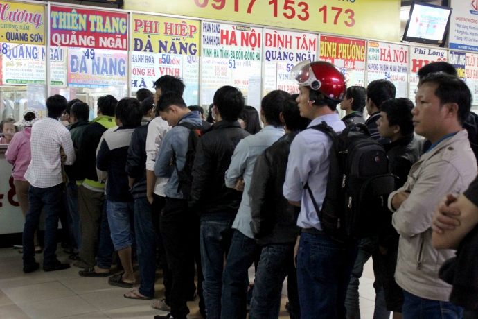 Nguoi d&acirc;n xếp h&agrave;ng mua v&eacute;