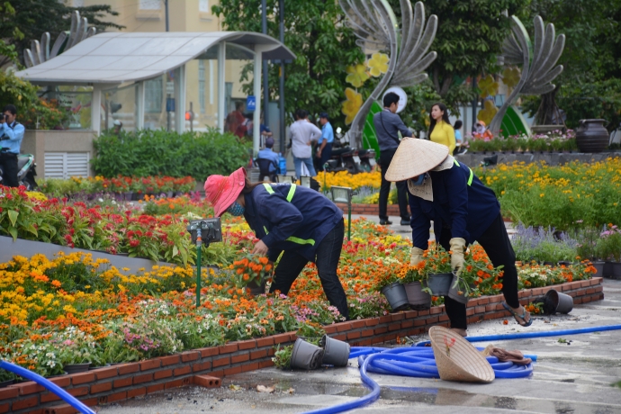 C&ocirc;ng nh&acirc;n hối hả thi c&ocirc;ng