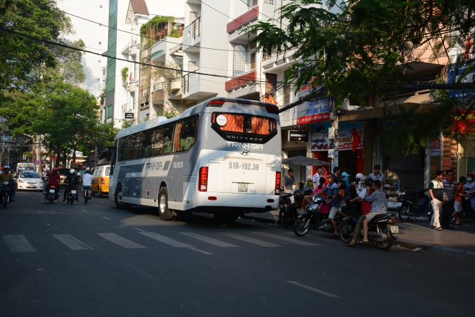 D&ugrave; đ&atilde; c&oacute; biển b&aacute;o cấm dừng, đỗ xe tr&ecirc;n 9 chỗ nhưng