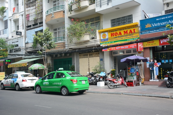 Taxi đậu sẵn trước cửa xe Hoa Mai để chờ chở kh&aacute;ch