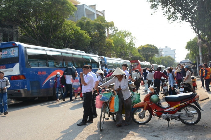 C&aacute;c xe kh&aacute;ch trung chuyển xếp h&agrave;ng d&agrave;i để đưa kh&aacute;c