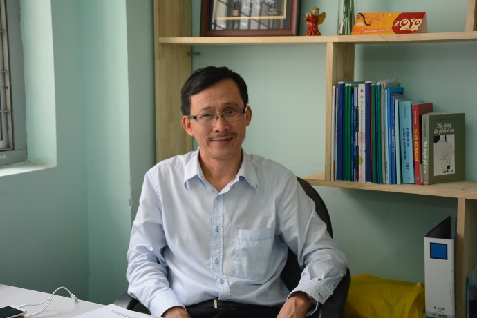 Thầy gi&aacute;o &ndash; Nh&agrave; b&aacute;o Huỳnh Văn Th&ocirc;ng, Trưởng khoa B