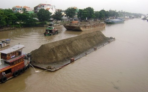 chở c&aacute;t qu&aacute; tải