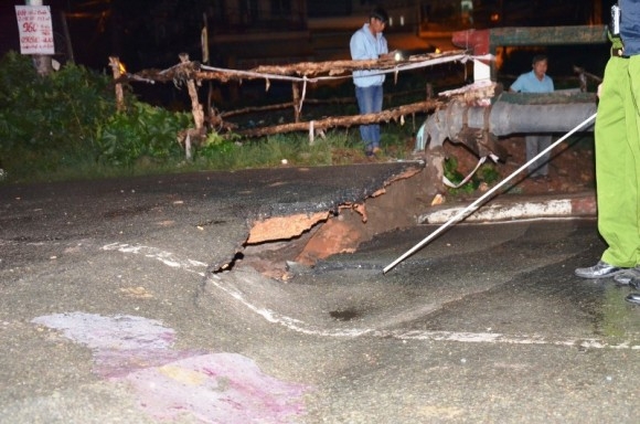 sự cố l&uacute;n sụp