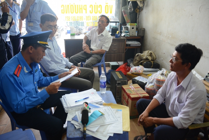 Đo&agrave;n kiểm tra lập bi&ecirc;n bản nh&agrave; xe C&uacute;c Phương vi ph