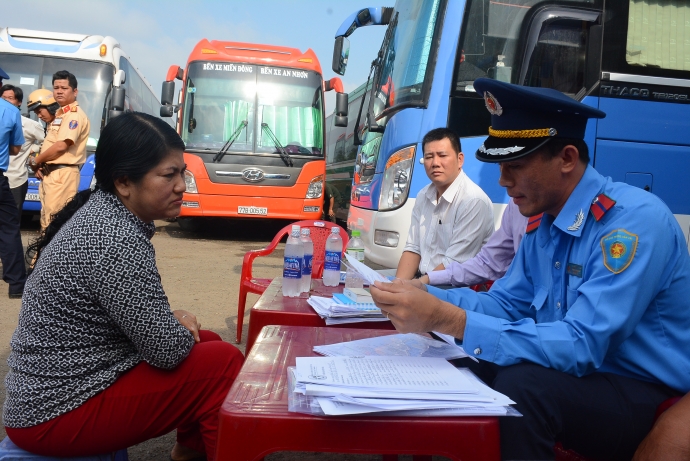 Đo&agrave;n kiểm tra lập bi&ecirc;n bản b&atilde;i giữ xe &ocirc; t&ocirc; 391, Đi