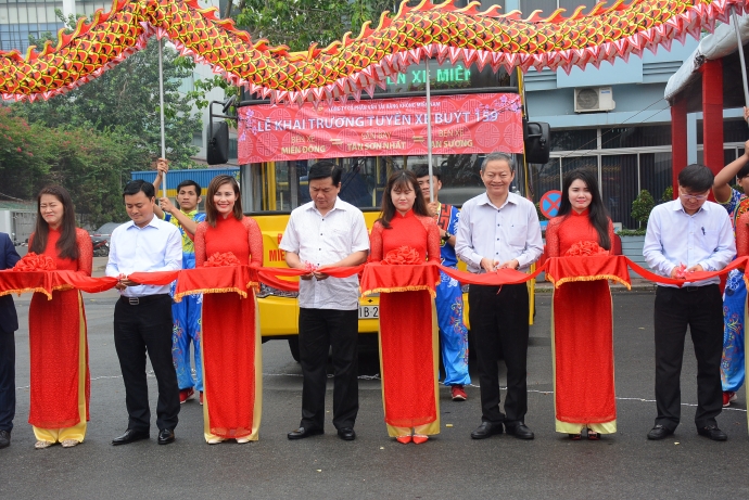 L&atilde;nh đạo TP HCM cắt băng khai trương tuyến xe bu&yacute;t