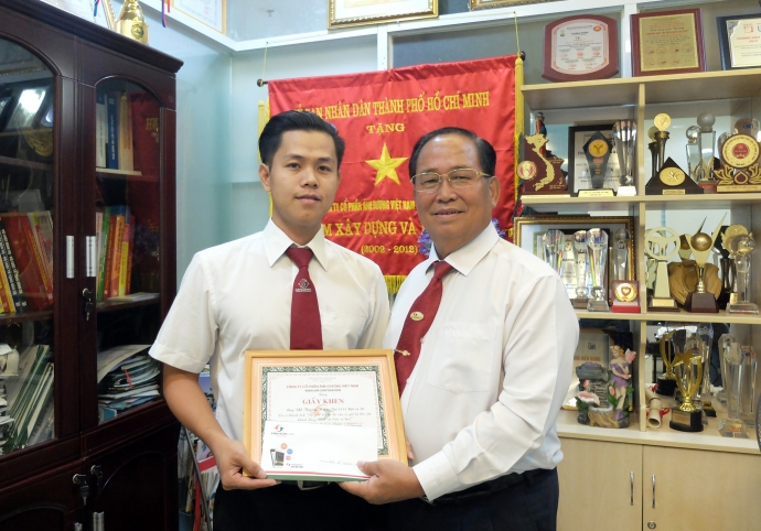 2-Dai-dien-Cty-khen-thuong-lx - Copy