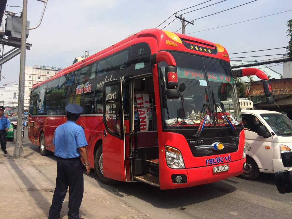 cu-nhin-thay-khach-la-quang-len-xe