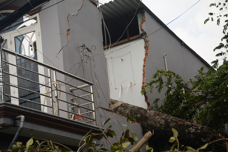 C&acirc;y cổ thụ đổ x&eacute; toạc căn nh&agrave; hai tầng của người d