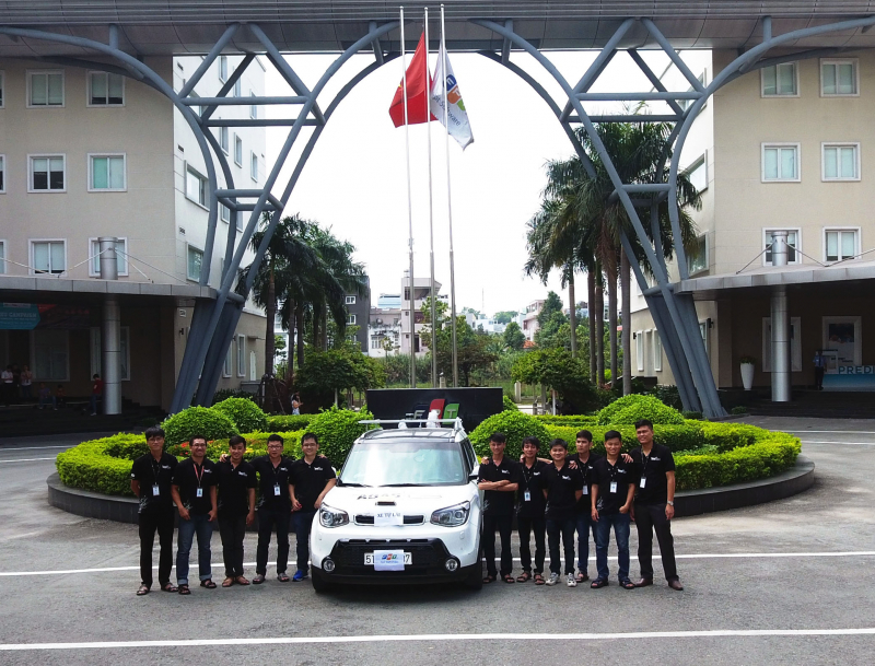 Nh&oacute;m của Linh b&ecirc;n chiếc xe tự l&aacute;i