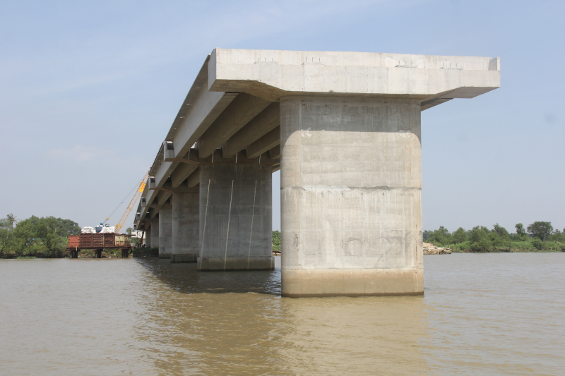 Cầu Long Đại hiện mới thi c&ocirc;ng xong phần trụ ph&iacute;