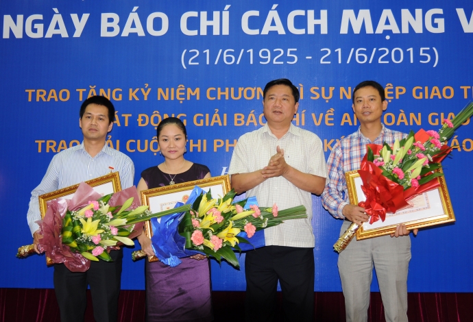 Bộ trưởng Đinh La Thăng trao Kỷ niệm chương cho c&aacute;