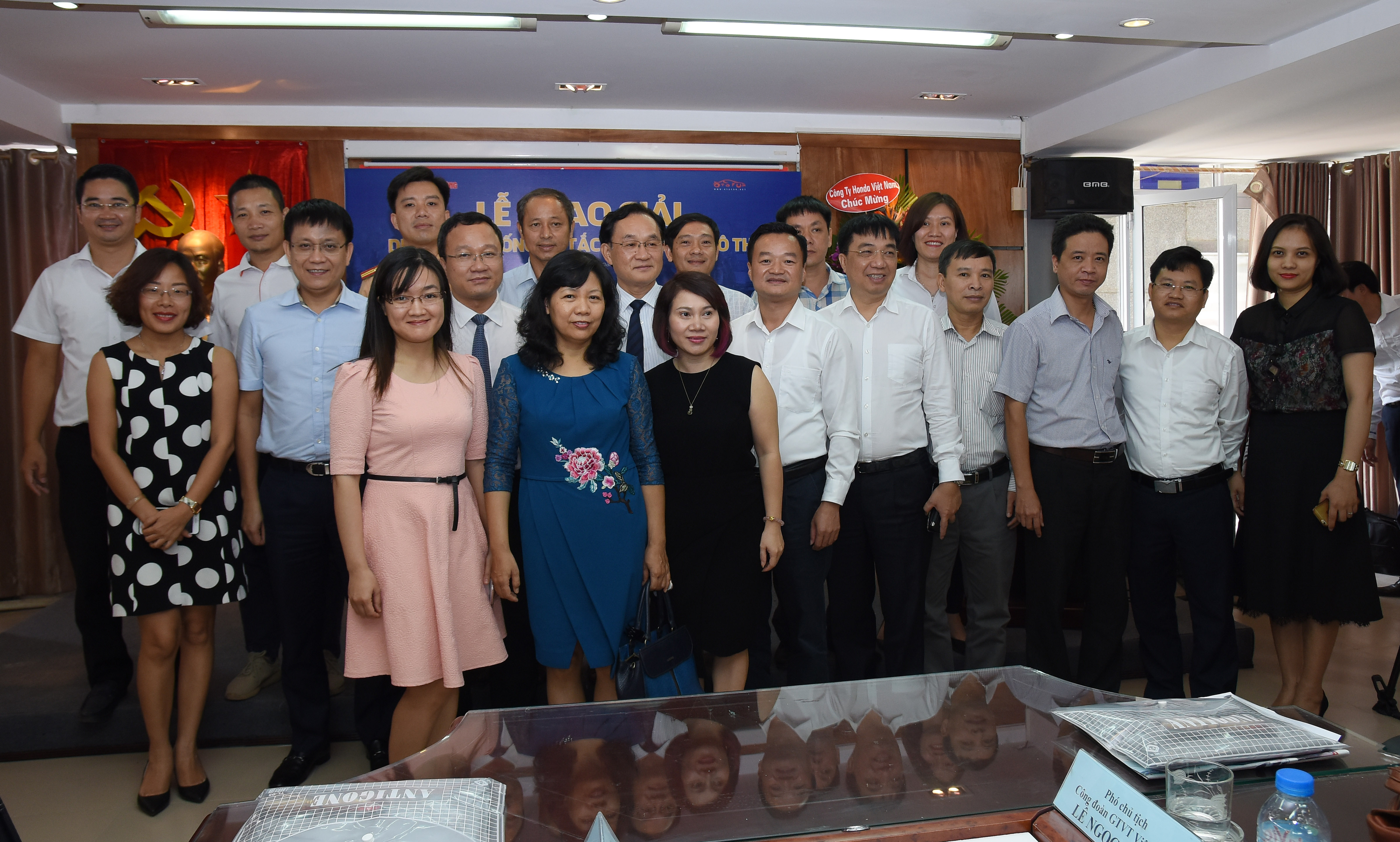 Đại biểu, kh&aacute;ch mời v&agrave; c&aacute;c t&aacute;c giả chụp ảnh lưu ni