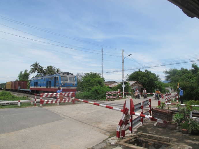 tau-qua-duong-ngang-1050