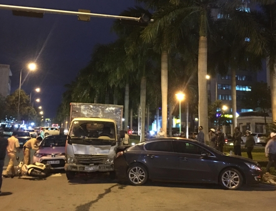 170112-221527-xe-tai-dam-o-to-xe-may-dung-cho-den-