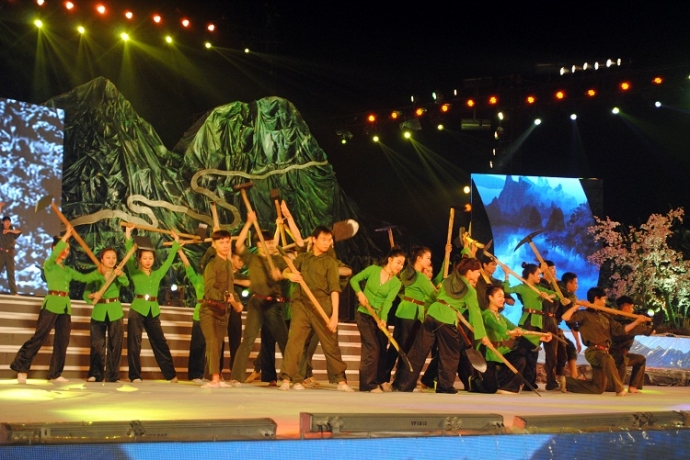 Chương tr&igrave;nh ca m&uacute;a nhạc tại buổi lễ