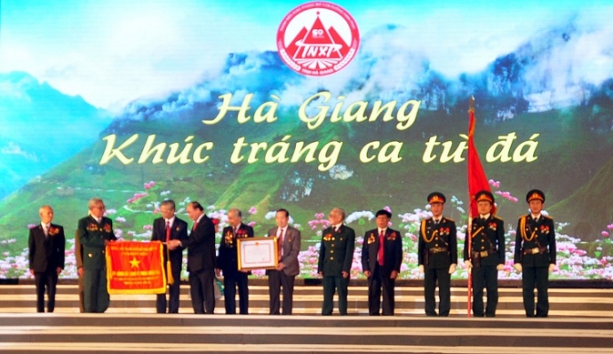 Ph&oacute; Thủ tướng Ch&iacute;nh phủ Nguyễn Xu&acirc;n Ph&uacute;c trao quyế