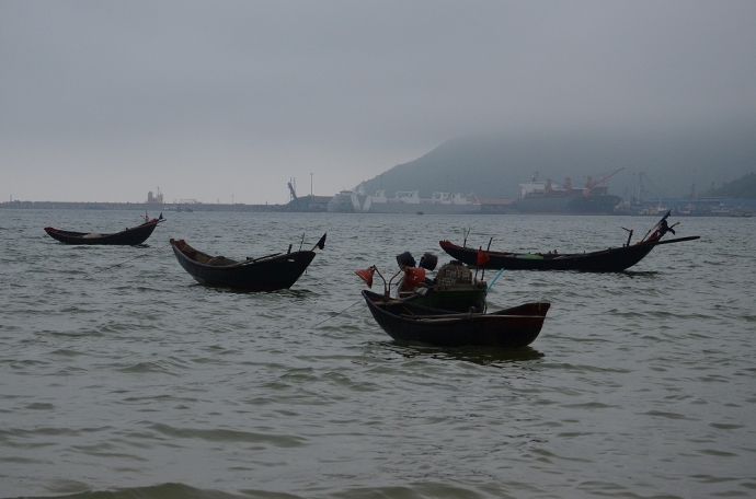 T&agrave;u thuyền neo đậu kh&ocirc;ng buồn ra khơi ở x&atilde; Kỳ Lợi 