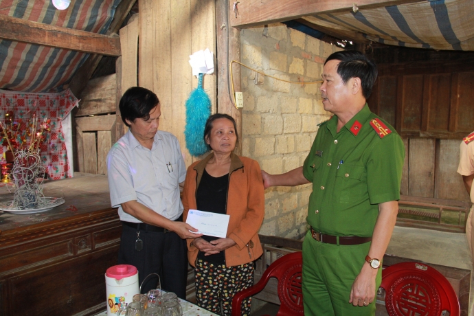 Trao qu&agrave; cho b&agrave; Đ&agrave;o Thị Nga, th&ocirc;n Hương Thọ, x&atilde; Đứ