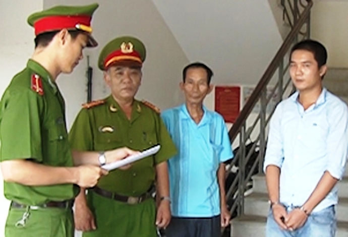 Bat- nhan- vien- ban- hang- tap- hoa- chiem- doat-