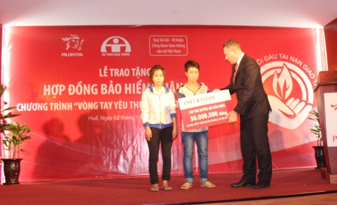 Bat- khoc- truoc- tam- long- Vong- tay- nhan- ai- 