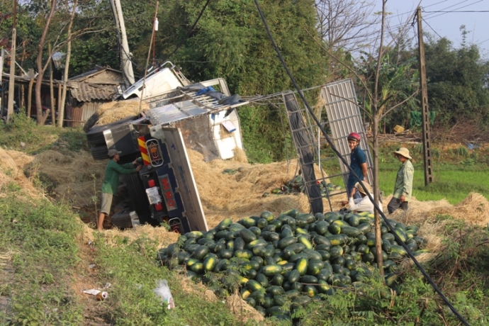 Xe- tai- huc- cot- dien- ben- QL1- hang- tan- dua-