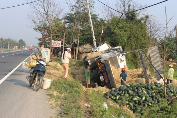 Xe- tai- huc- cot- dien- ben- QL1- hang- tan- dua-