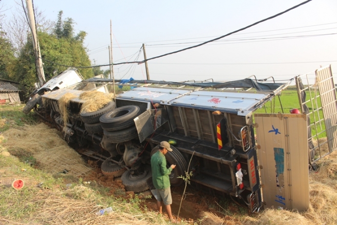 Xe- tai- huc- cot- dien- ben- QL1- hang- tan- dua-