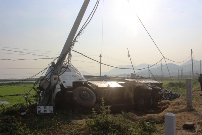 Xe- tai- huc- cot- dien- ben- QL1- hang- tan- dua-