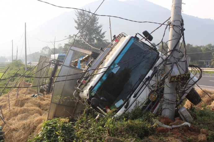 Xe- tai- huc- cot- dien- ben- QL1- hang- tan- dua-