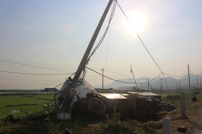 Xe- tai- huc- cot- dien- ben- QL1- hang- tan- dua-