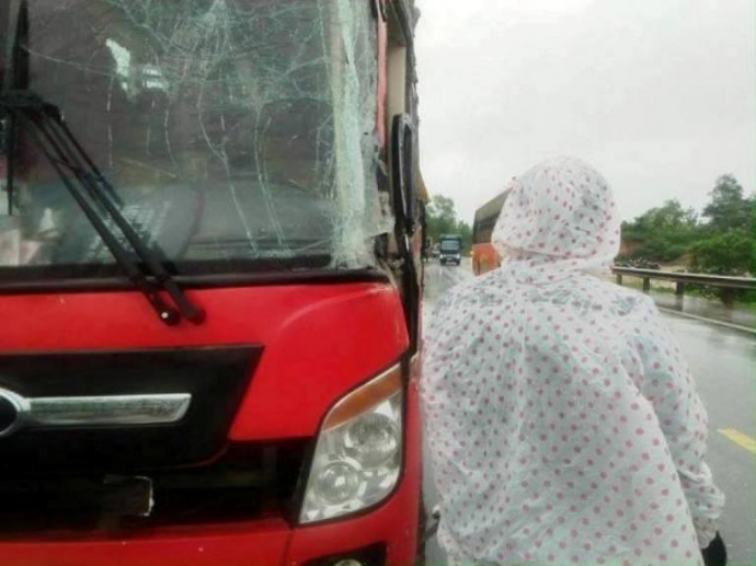 Xe- khach- va- cham- voi- xe- tai- tren- duong- tr